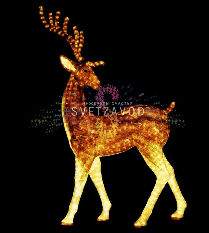 Детальное фото акриловой световой фигуры оленя. Виден металлический каркас, яркие светодиоды и прозрачный акриловый корпус. Фигура установлена на улице.