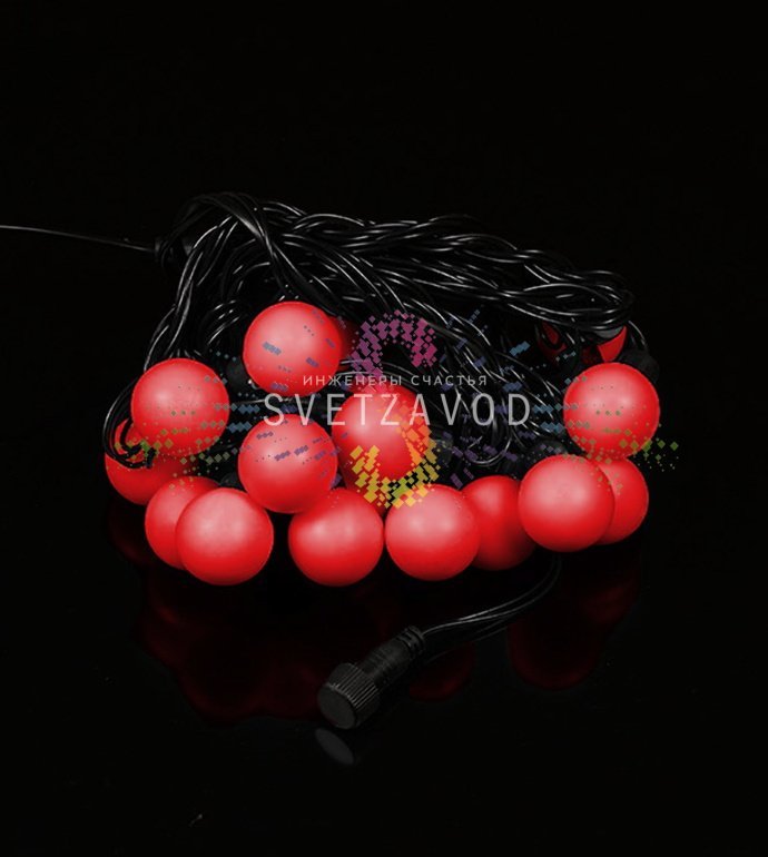 Детальное фото гирлянды Шарики в работе: 18 красных светодиодных шаров диаметром 38 мм на черном ПВХ-кабеле длиной 5 метров, подключенной к блоку питания.