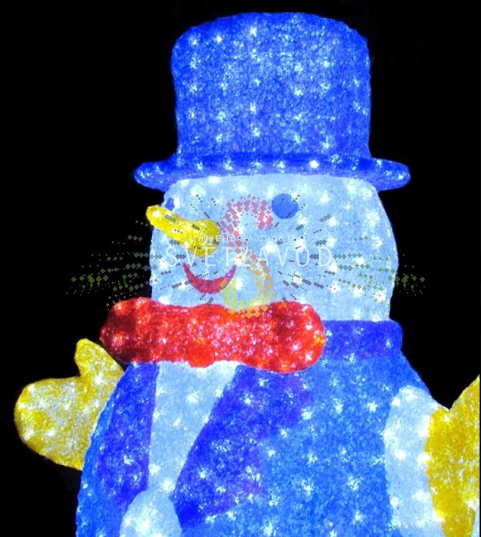 Детальное фото акриловой 3D фигуры Снеговика с метлой. Видны светодиоды, металлический каркас и подключение к трансформатору 24В.