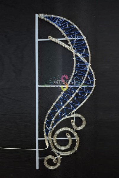 Детальное фото светодиодной консоли "Юнона" для уличного декора. Видны металлический каркас, светодиодные линии синего и белого свечения, размеры 137х53 см.