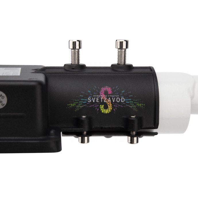 Детальное фото белого кронштейна для консольного светильника Rexant с хомутным креплением, сталь 2 мм, размеры 62.5х46х28 см.