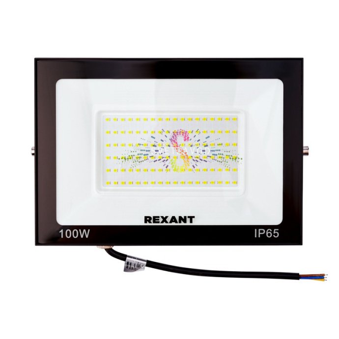 Крупный план светодиодного прожектора REXANT 100Вт в черном алюминиевом корпусе с защитным стеклом, демонстрирующий конструкцию для уличного использования. Крупный план светодиодного прожектора REXANT 100Вт в черном алюминиевом корпусе с защитным стеклом, демонстрирующий конструкцию для уличного использования.