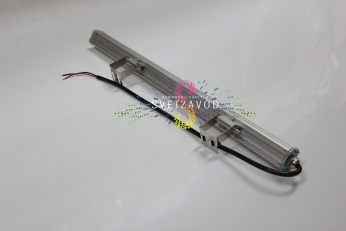 Детальное фото линейного светодиодного прожектора: серый алюминиевый корпус, стеклянный рассеиватель, желтые светодиоды, размеры 50х4х3 см.