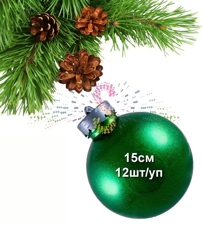 Крупный план зеленого блестящего пластикового елочного шара диаметром 15 см на упаковке из 12 штук, предназначенного для украшения елки в помещении и на улице.