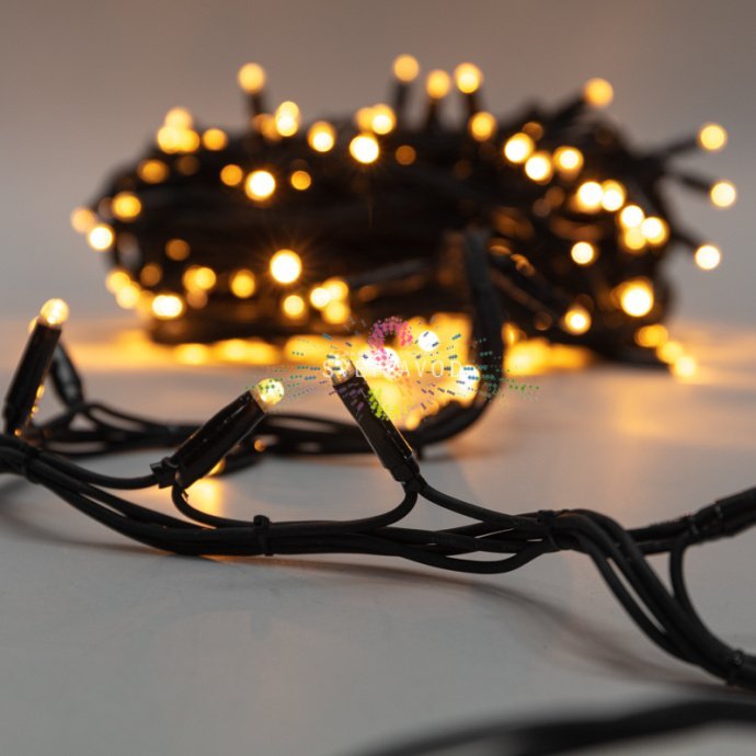 Крупный план светодиодной гирлянды-нити Твинкл Лайт длиной 20 метров с черным каучуковым проводом и теплыми белыми светодиодами.