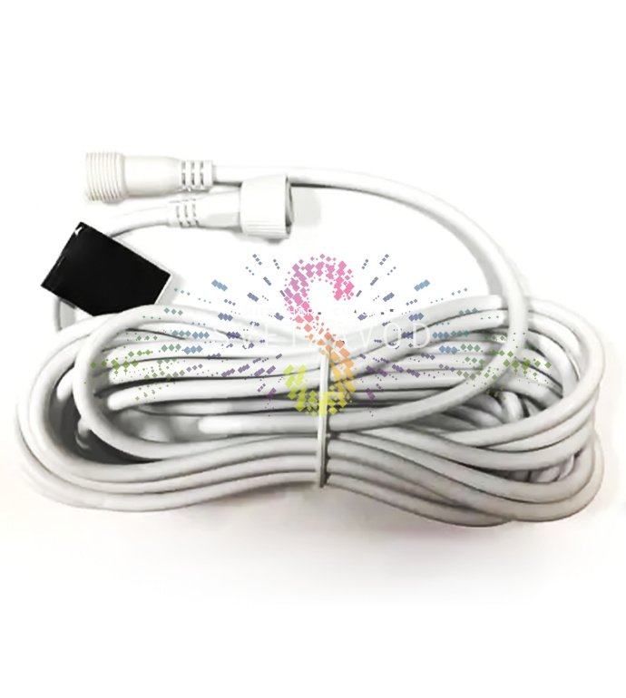 Детальное фото удлинителя Rich Led 5м: белый кабель из ПВХ, вилка и разъем для подключения гирлянд Стринг Лайт фиксинг 220В.