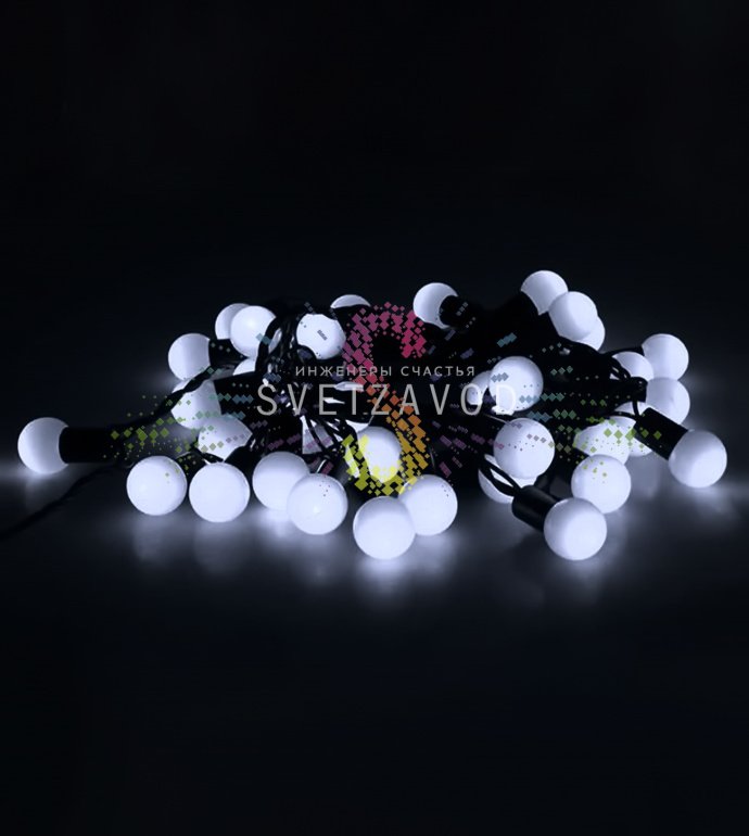 Детальное фото гирлянды Шарики 15мм: черный ПВХ шнур, 60 белых светодиодных шаров, блок питания, коннектор для соединения.