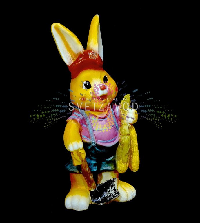 Детальное фото светодиодной фигуры 'Заяц с початками' высотой 66 см из белого стекловолокна с равномерной внутренней подсветкой, стоящей на траве.