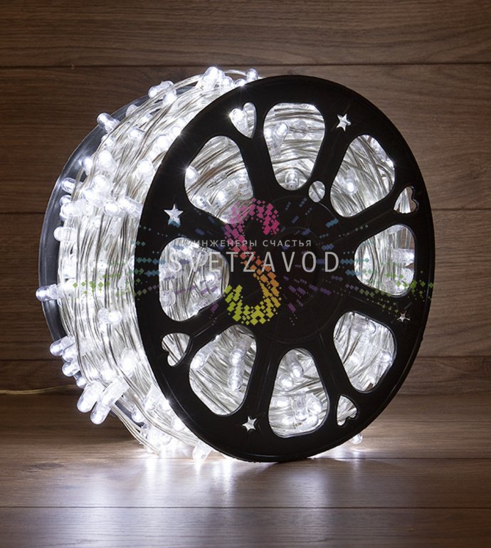 Крупный план светодиодного клип лайта 12В: прозрачный ПВХ кабель, защитные колпачки на диодах, расстояние между светодиодами 15 см.