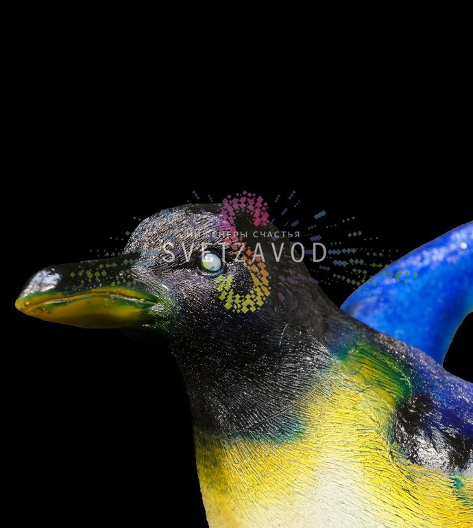 Детальное фото светодиодной фигуры Пингвиненок из стекловолокна. Видны текстура материала, яркая внутренняя LED-подсветка и устойчивое основание.