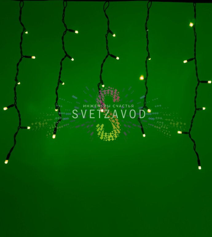 Детальное фото светодиодной бахромы Айсикл длиной 4.8 метра с зелеными светодиодами, черным каучуковым кабелем и видимыми соединительными коннекторами.