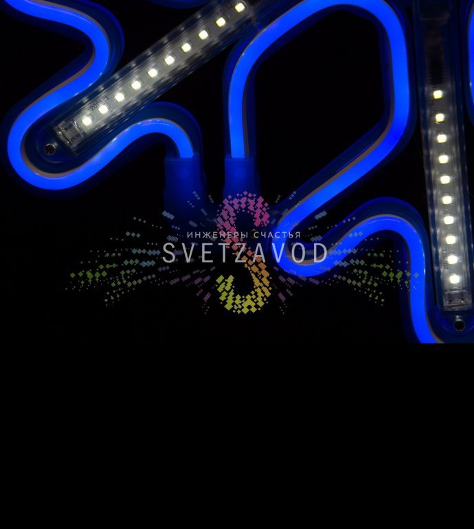 Крупный план синей светодиодной неоновой снежинки размером 40 см с эффектом плавного перелива света, имитирующего тающие сосульки, на упаковке с маркировкой IP65