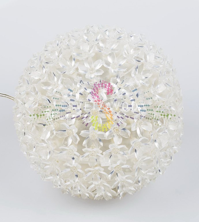 Детальное фото светодиодного шара Сакура синего цвета. Видны пластиковый каркас и 200 светодиодов. Размеры 20 см, питание 220В, степень защиты IP65.