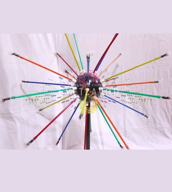 Крупный план светового мини-фейерверка 'Шар' с 25 пластиковыми лучами, металлической опорой и блоком питания. Видны светодиоды и конструкция.