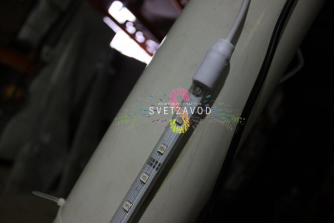 Крупный план светодиодного фейерверка Шар Ø4м (SFW-236) с металлическим каркасом, 52 пластиковыми лучами и контроллером на 12 программ.