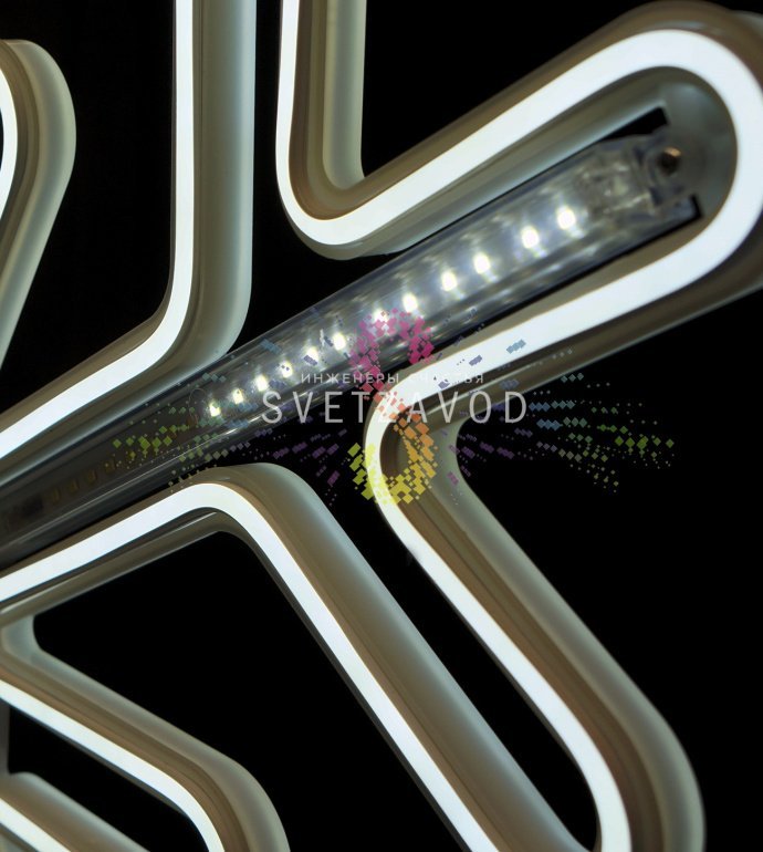 Крупный план светодиодной снежинки 80см с белым неоном, пластиковым каркасом и эффектом динамической подсветки 'тающая сосулька'. Крупный план светодиодной снежинки 80см с белым неоном, пластиковым каркасом и эффектом динамической подсветки 'тающая сосулька'.