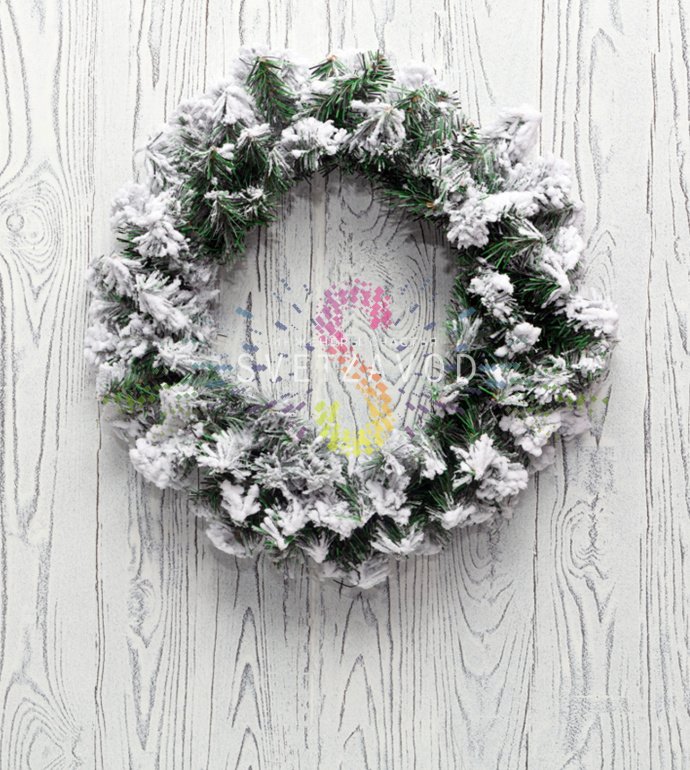 Детальное фото рождественского венка Neon-Night: реалистичные заснеженные ветки ПВХ, пышный объем, диаметр 45 см, темно-зеленая основа с белым покрытием.