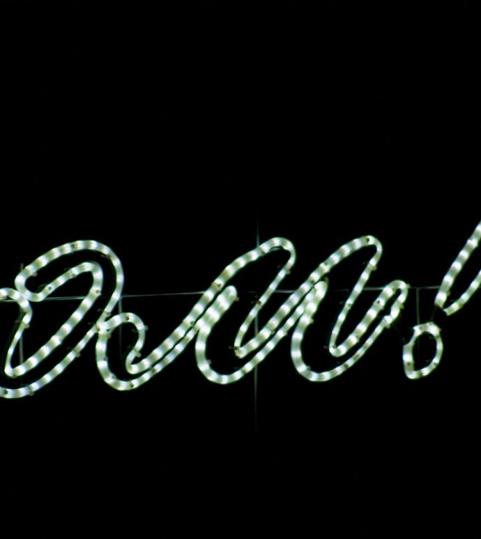 Детальное фото световой вывески С Новым Годом из LED-дюралайта на металлическом каркасе, с защитой IP65 для улицы.
