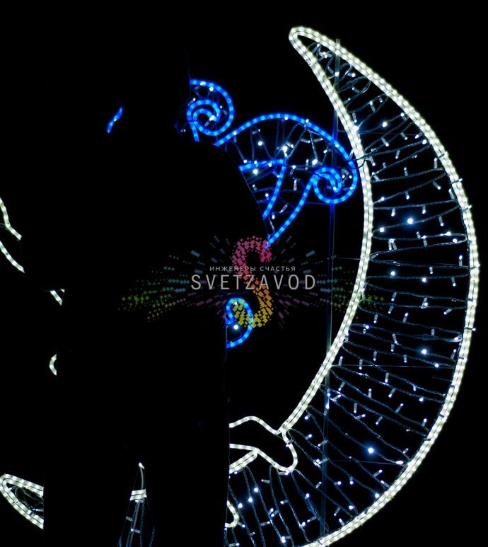 Детальное фото светодиодной композиции "Сказочные феи": две 2D фигуры высотой 200 см с металлическим каркасом, дюралайтом и гирляндами, установленные на улице.