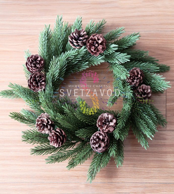 Детальное фото рождественского елового венка Neon-Night: густые литые ветки искусственной хвои, 10 декоративных шишек, диаметр 45 см.