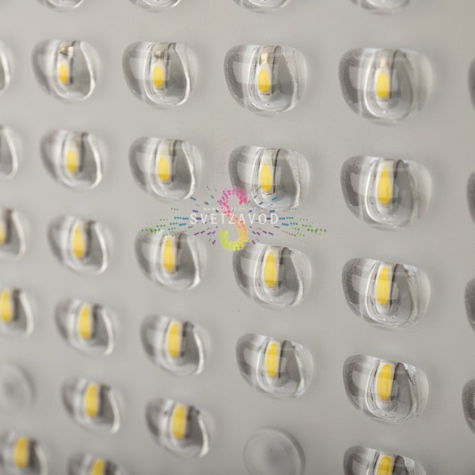 Детальное фото светодиодного консольного светильника ДКУ-01 REXANT: черный алюминиевый корпус, прозрачный рассеиватель, консольное крепление для монтажа на опору.