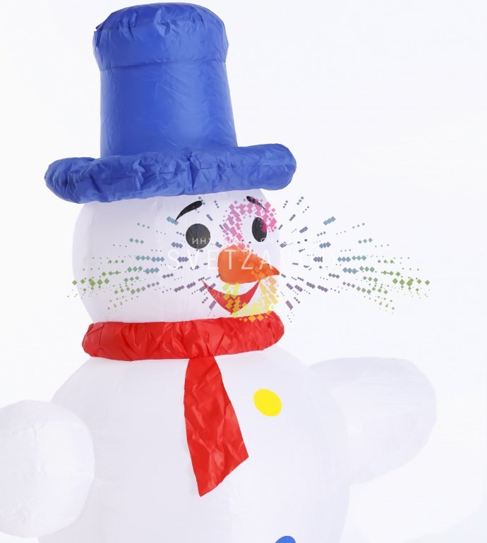 Крупный план надувной фигуры 3D Снеговика с внутренней светодиодной подсветкой, видны ткань ПВХ, крепления и компрессор.