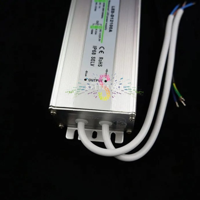 Детальное изображение влагозащищенного блока питания 24В 300W IP68 в металлическом корпусе. Видны клеммы для подключения, маркировка напряжения 220/24В и степени защиты IP68.