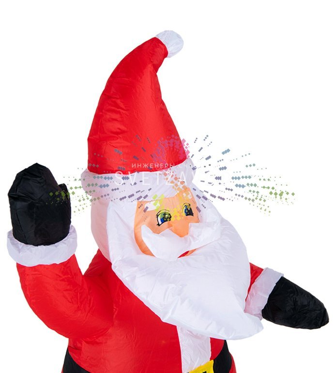 Детальное фото надувной фигуры 3D Дед Мороз с подарком от Neon-Night. Видны светодиодная подсветка, компрессор, адаптер и крепеж. Фигура установлена на улице.