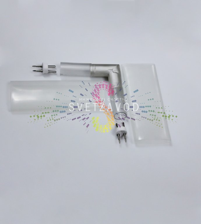 Крупный план L-образного соединительного коннектора для дюралайта диаметром 13мм, две металлические контактные иглы и термоусадочные трубки на белом фоне.