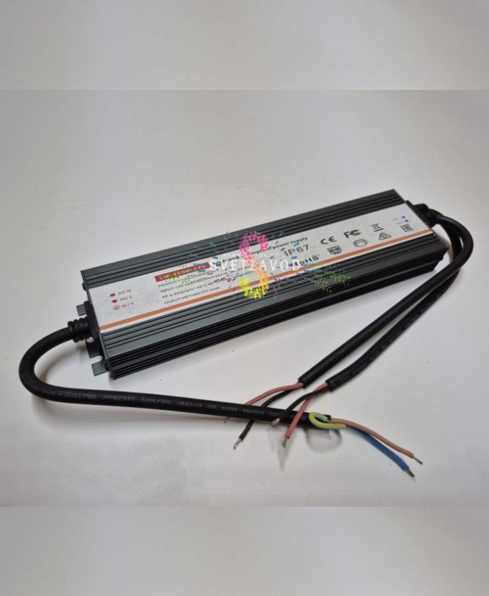 Крупный план влагозащищенного импульсного блока питания на 24В 150W с IP67 в металлическом корпусе