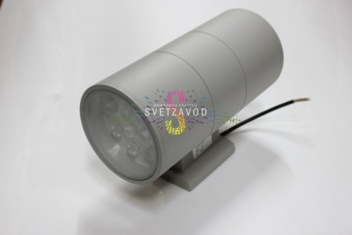 Детальное фото двухстороннего светодиодного прожектора мощностью 24Вт в сером алюминиевом корпусе со степенью защиты IP65.