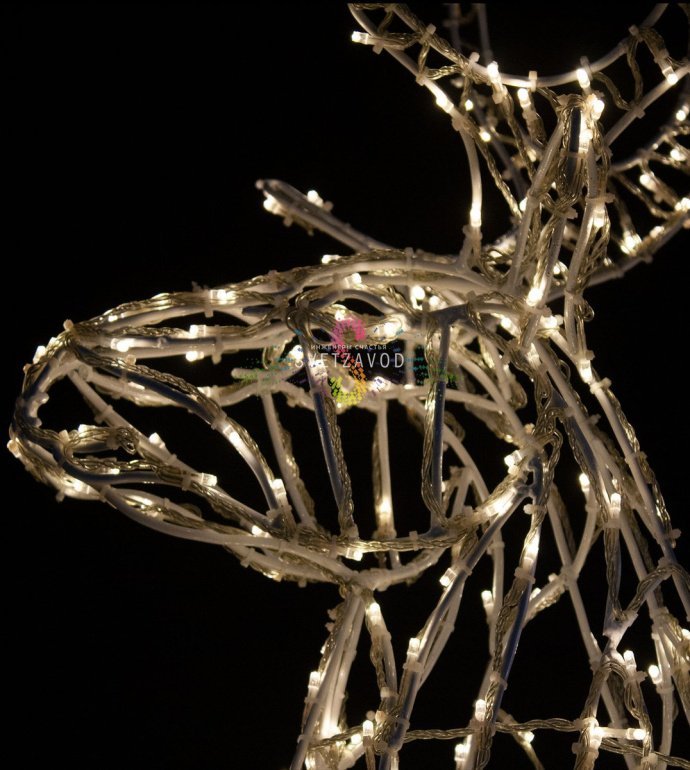 Детальное фото светодиодной фигуры оленя 'Гордый олень' размером 190х170х50 см с металлическим каркасом и гирляндой IP65, установленной на подиуме.