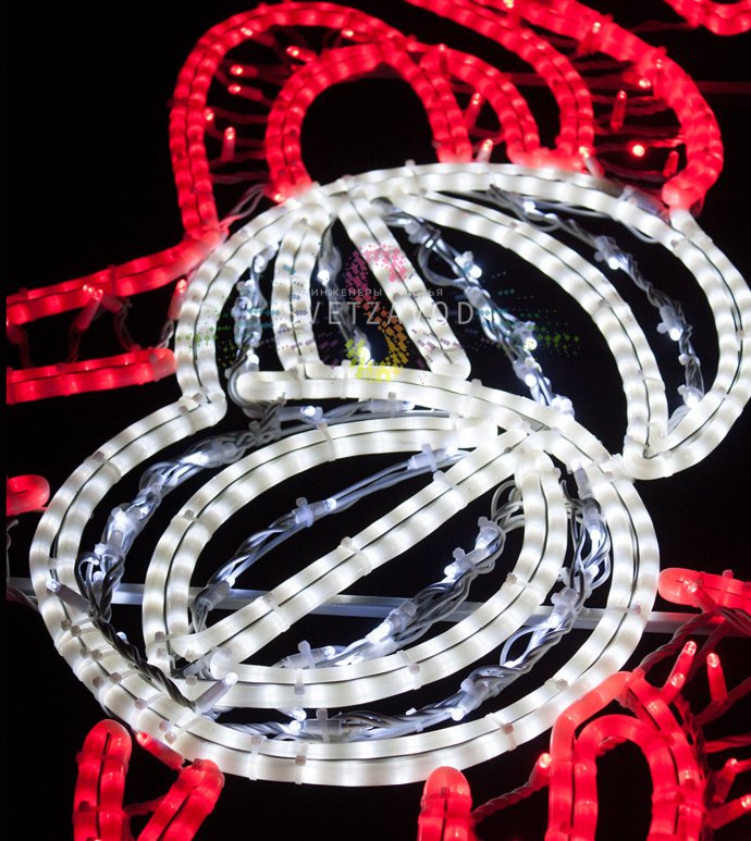 Детальное фото светодиодной консоли Шары на красной ленте: конструкция из двух шаров и длинной светящейся ленты на стальном каркасе для уличного монтажа.