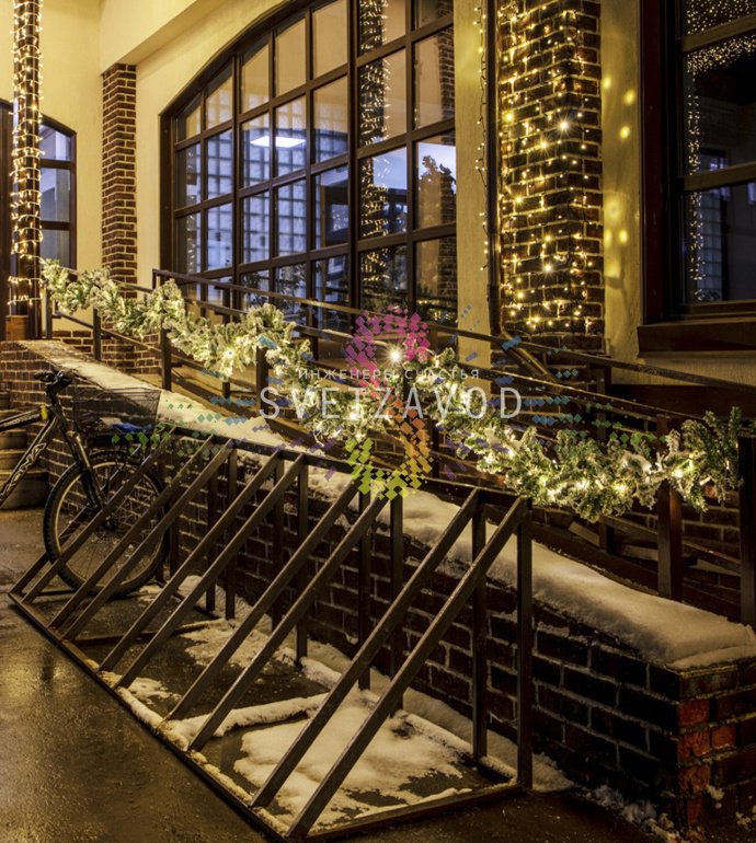 Детальное фото елового шлейфа искусственного заснеженного Neon-Night длиной 270 см, диаметром 26 см, с темно-зелеными ветками ПВХ и белым снежным напылением.