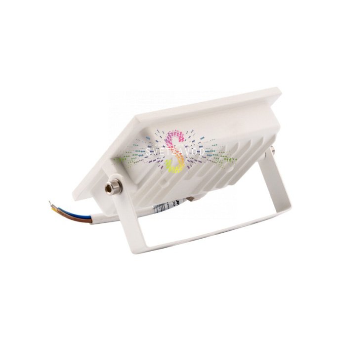 Светодиодный уличный прожектор REXANT 30Вт в белом алюминиевом корпусе с защитой IP65, закаленным стеклом и кронштейном для настройки угла.