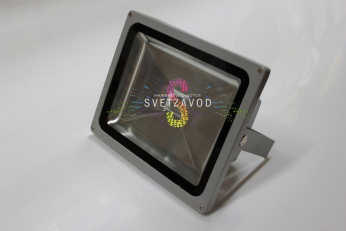 Детальное фото зеленого светодиодного прожектора 50Вт. Видны металлический серый корпус, поворотный механизм, защитное стекло и клеммная коробка для подключения.