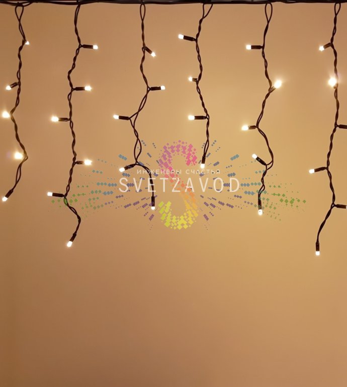 Детальное фото светодиодной бахромы Айсикл: горизонтальный кабель 4.8м с вертикальными нитями разной длины (50/60/50/40 см), черный каучуковый провод, светодиоды теплого белого свечения.