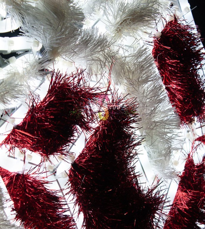 Детальное фото светодиодной перетяжки Сани с подарками: металлический каркас, LED-дюралайт красного, желтого, белого и теплого белого свечения, уличное крепление. Детальное фото светодиодной перетяжки Сани с подарками: металлический каркас, LED-дюралайт красного, желтого, белого и теплого белого свечения, уличное крепление.