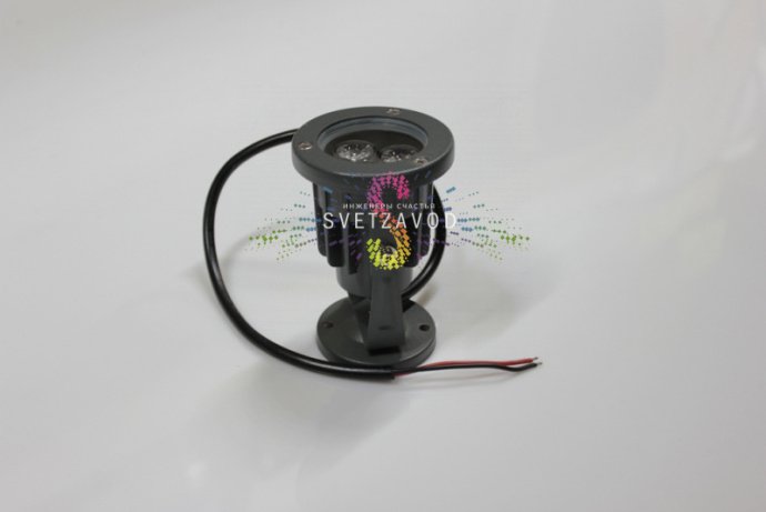 Крупный план серого алюминиевого поворотного светодиодного прожектора 12В 3Вт с креплением и прозрачным стеклом.