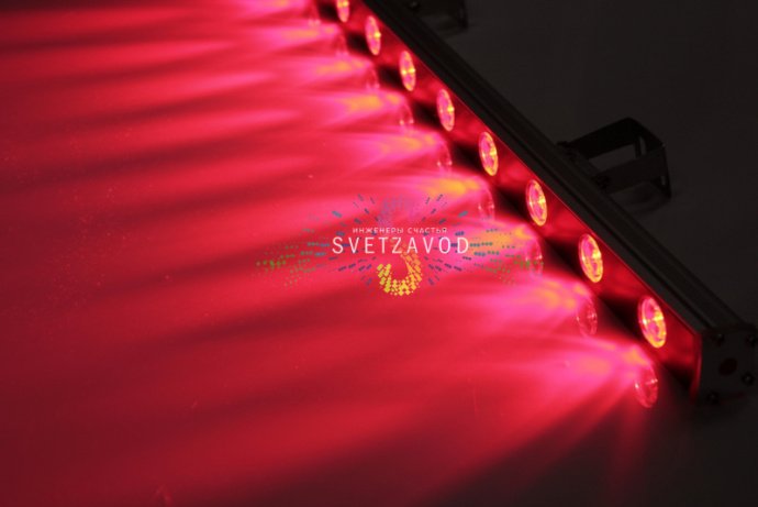 Детальное фото линейного светодиодного прожектора: красное свечение, серый алюминиевый корпус, размеры 100х3х2.5 см, степень защиты IP65.
