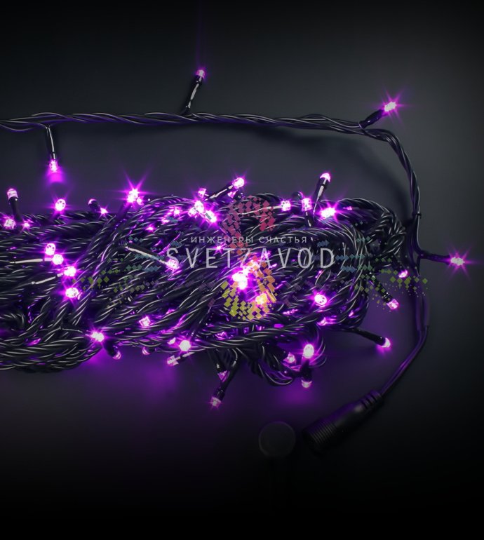 Крупный план гирлянды Твинкл Лайт: розовые светодиоды DIP-типа на черном ПВХ-кабеле с контроллером, демонстрирующий режим чейзинг.