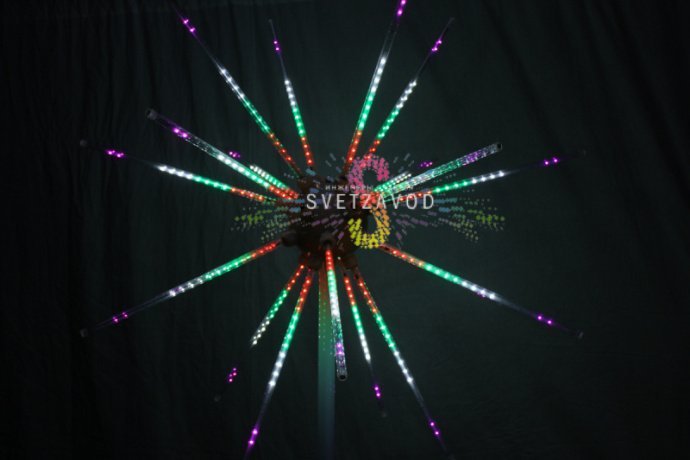 Крупный план светодиодного фейерверка Шар (арт. SFW-242) на металлической опоре, демонстрирующий конструкцию из 20 пластиковых лучей и контроллер.