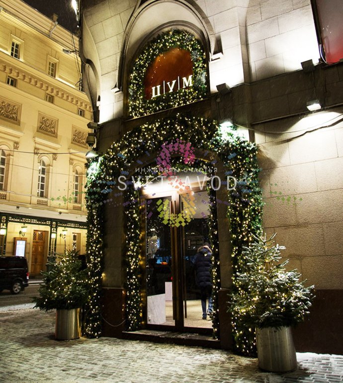 Детальное фото елового шлейфа Neon-Night: видна структура из 220 гибких веток ПВХ с иголками 0.07 мм и 14 декоративных шишек, демонстрируется длина 2,7 м и диаметр 36 см.