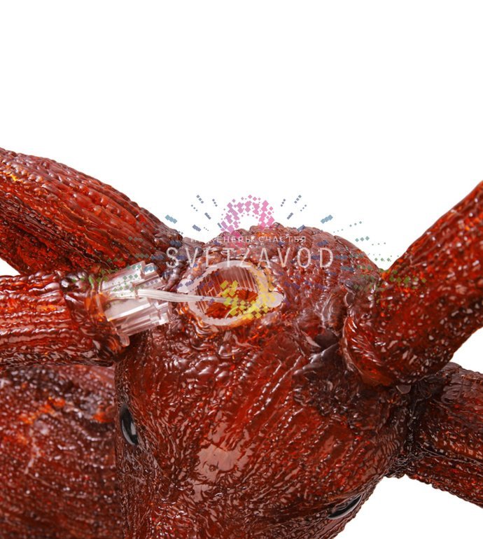 Детальное фото объемной акриловой фигуры бурого оленя с яркой светодиодной подсветкой, демонстрирующее металлический каркас и качество изготовления.