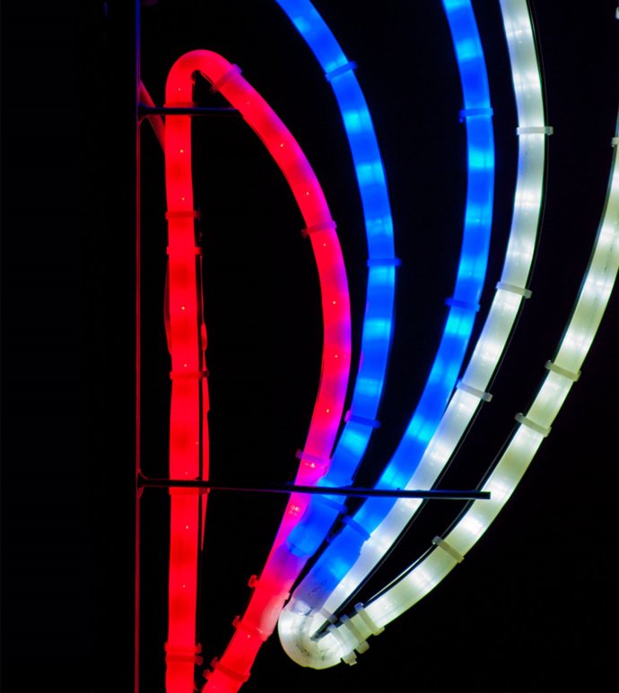 Детальное фото светодиодной консоли Огонь триколор на металлическом каркасе, готовой к монтажу на уличный столб.