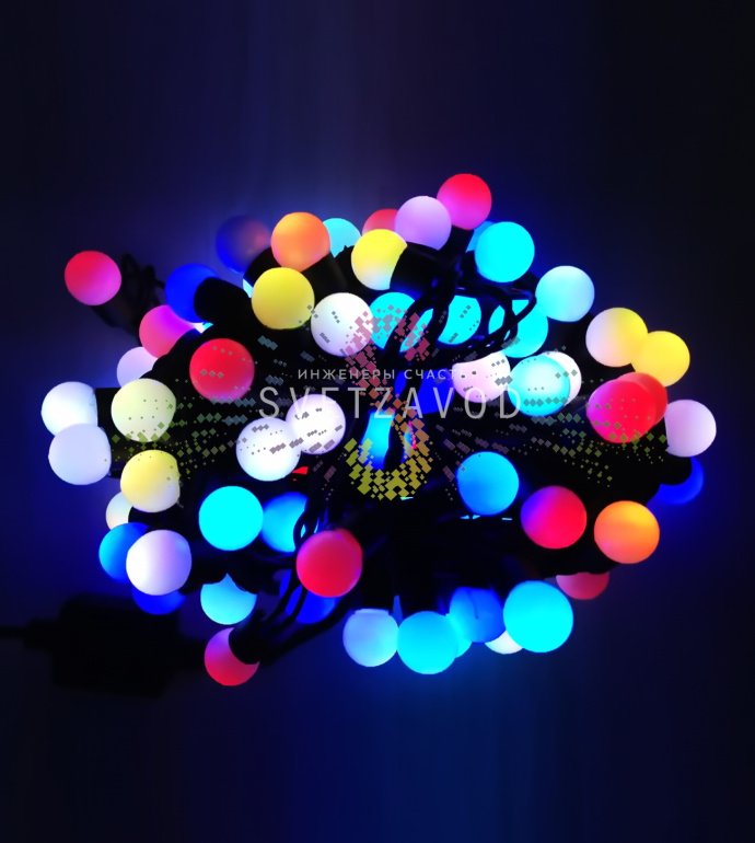Детальное фото гирлянды Шарики Rich LED: черный ПВХ шнур длиной 7.5м с 50 RGB светодиодами в шарообразных корпусах, блок питания.