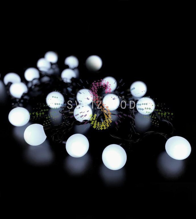 Детальное фото гирлянды Шарики: 20 белых матовых плафонов на 5-метровом черном каучуковом проводе, степень защиты IP65, для монтажа на улице и в помещении.