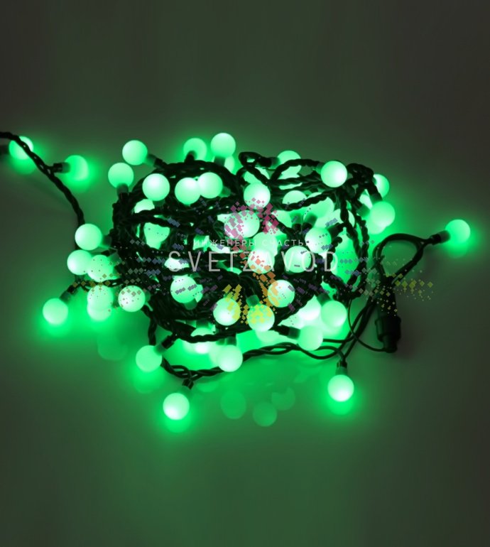 Детальное фото гирлянды Шарики: зеленые светодиодные шарики диаметром 25 мм, закрепленные на черном каучуковом проводе, демонстрирующее качество сборки и степень защиты IP65.