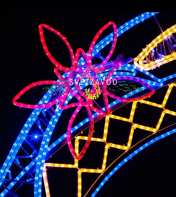 Детальное фото светодиодной арки Винтаж размером 460х330х3 см на металлическом каркасе с мультицветными гирляндами для уличного использования.