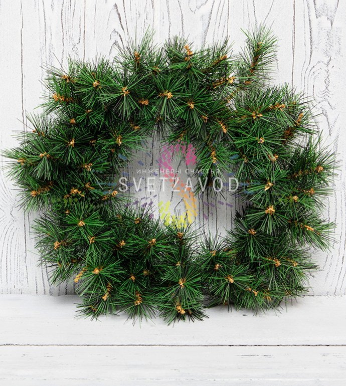 Детальное фото рождественского венка Neon-Night: густые ветки из лески, темно-зеленая хвоя, готов к украшению шарами и гирляндами.